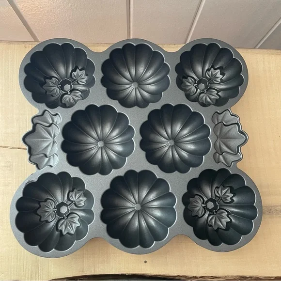 LAST CHANCE Wilton 3D Pumpkin Leaf Cakelet Pan Nonstick Holiday Mini Dessert - Picture 2 of 3